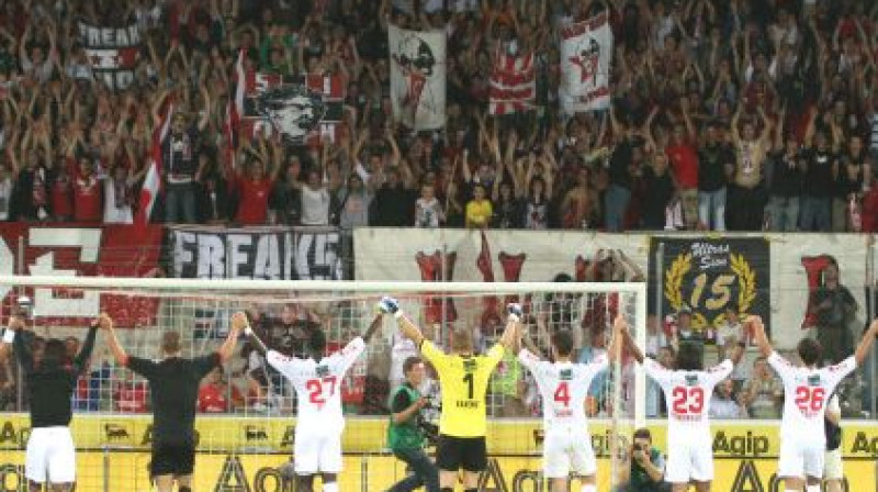 Vaņins un "Sion" komanda pateicas līdzjutējiem
Foto: www.1909.ch