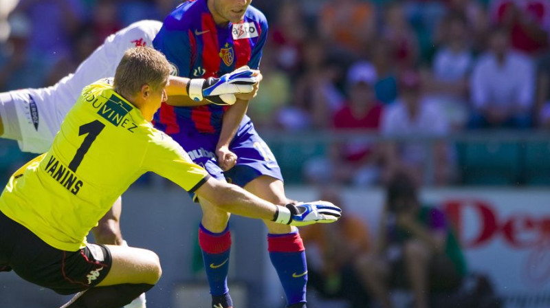 Aleksandrs Frajs pārspēj Andri Vaņinu
Foto: AFP