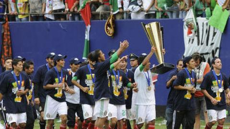 Meksikas izlase ar izcīnīto Zelta kausu
Foto: AFP