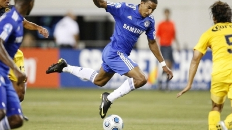 Skots Sinklērs ("Chelsea")  kontrolē bumbu
Foto: AFP