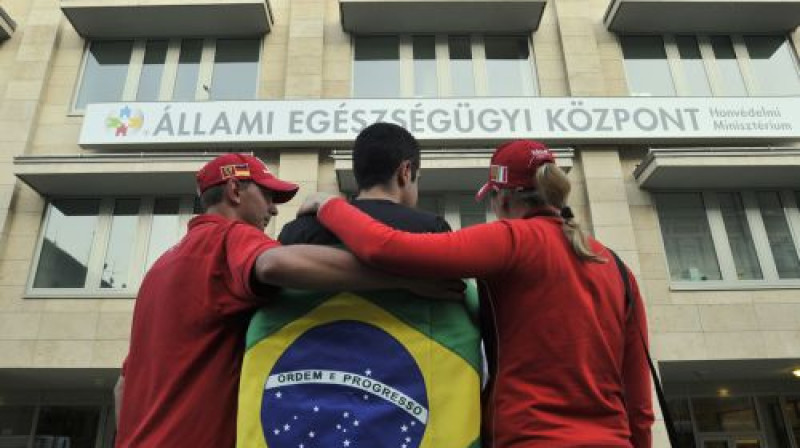 Felipes Masas atbalstītāja ir līdzās sportistam arī pie slimnīcas
Foto: SCANPIX SWEDEN