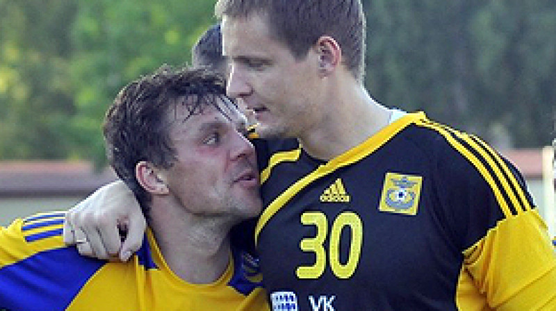 Andrejs Pavlovs (pa labi) vairs nevar
justies droši par savu vietu vārtos
Foto: Romualds Vambuts, eSports.lv