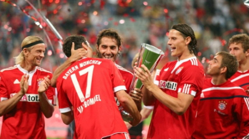 "Bayern" futbolisti ar izcīnīto kausu
Foto: EMPICS Sport