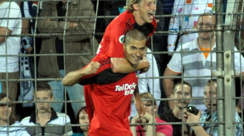 "Bayer 04" vārtu guvēju Erenu Derdijoku apsveic kolēģis Sebastians Kīslings
Foto: AP