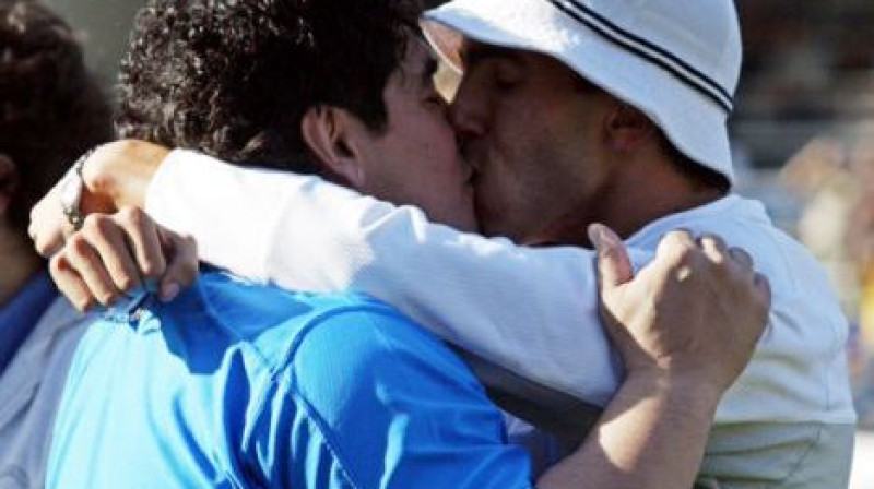 Kā gan Maradona var neuzaicināt Tevezu...?
Foto: i.dailymail.co.uk