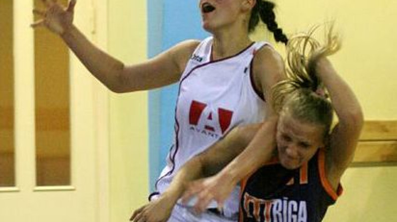 Ieva Vītola (pa kreisi)
Foto: Renārs Buivids