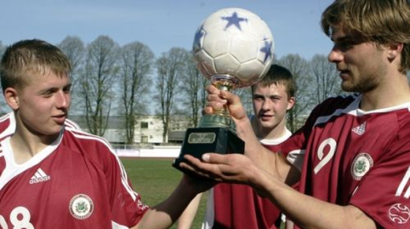 Latvijas U-19 izlases futbolisti ar Baltijas kausu
Foto: LFF
