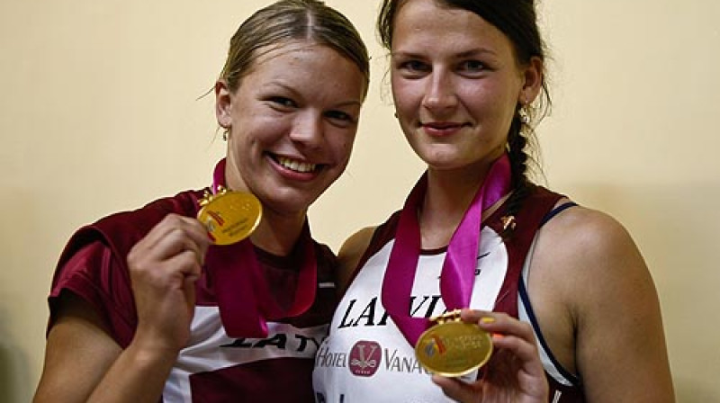 Zelta medaļu ieguvējas šā gada Eiropas U-23 čempionātā - Aiga Grabuste un Madara Palameika. Kaut vairāk būtu tādu bilžu ar mūsu sportistiem pēc Berlīnes.
Foto: "Diena"