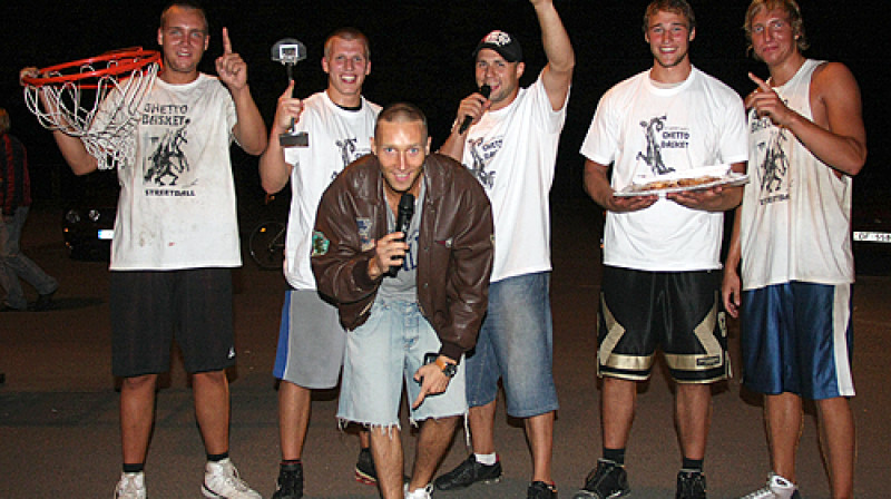 Ghetto basket uzvarētāji "Brazzers" kopā ar organizatoriem
Foto: Renārs Buivids