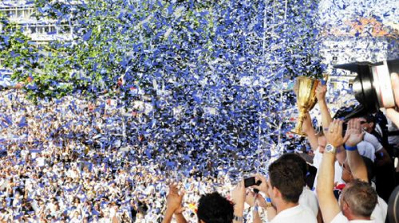 Spēlētāji noraugās no augšas uz tūkstošiem fanu, kas Cīrihē sveic komandu pēc čempionu titulu iegūšanas
Foto: AP