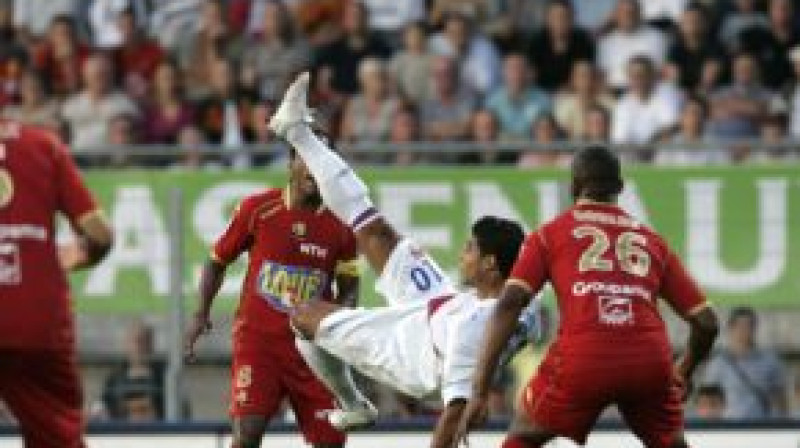 "Lyon" spēlētājs Edersons trīs spēlētāju ielenkumā
Foto: AP