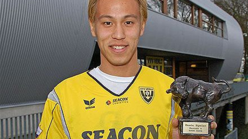 Keisuke Honda ar pagājušās sezonas MVP balvu rokās
Foto: www.vvv-venlo.nl