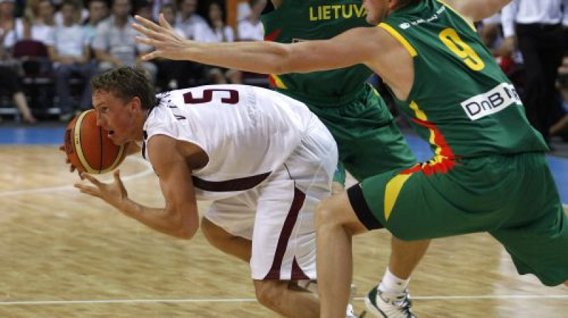 Aigars Vītols cīņā pret lietuviešiem
Foto: Romāns Kokšarovs, Sporta Avīze, f-64