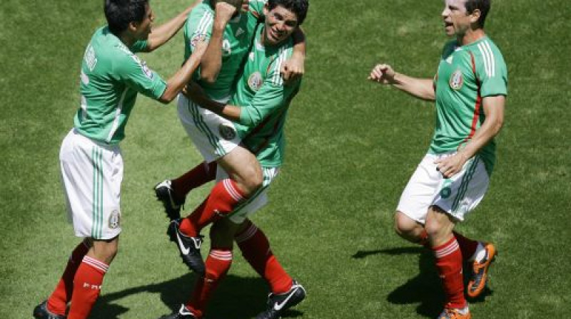Meksikas futbolisti pēc uzvaras vārtu gūšanas. Vai līdzīgi brīži tiks piedzīvoti arī PK finālturnīra laikā?
Foto: AP/Scanpix
