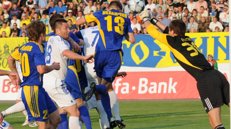 Deniss Kačanovs cīnās ar "BATE" spēlētājiem
Foto: Pressball
