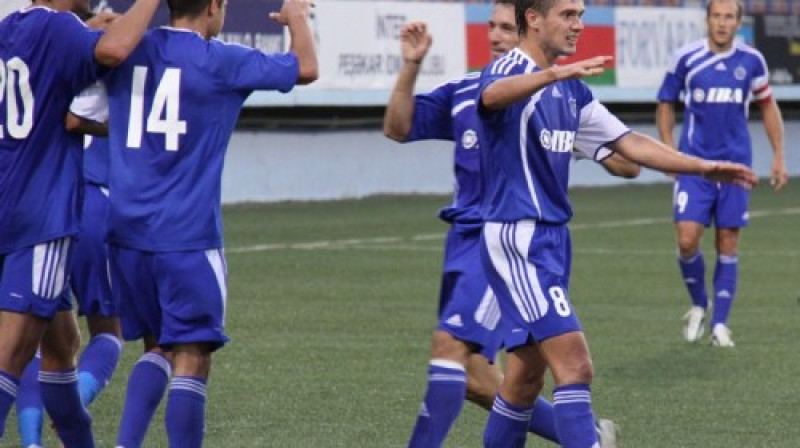 Komandas biedri sveic Ģirtu Karlsonu
Foto: azerisport.com