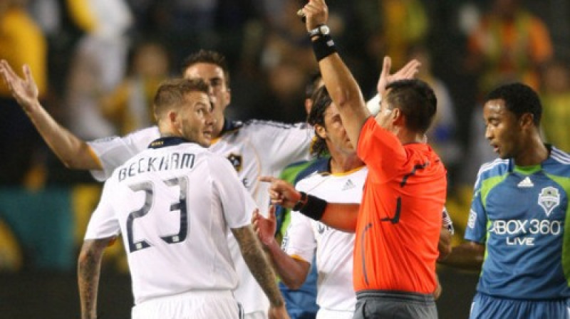 Deividam Bekhemam tiek parādīta sarkanā kartīte 
Foto: BuzzFoto.com