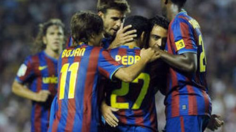 "Barcelona" futbolisti atzīmē pirmo vārtu guvumu
Foto: AFP