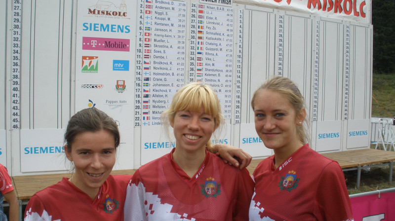 No kreisās: Inga Dambe, Aija Skrastiņa, Laura Vīķe 
Foto: Kristīne Kokina