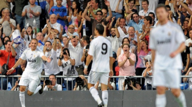 Karims Benzemā (pa kreisi) svin vārtu guvumu
Foto: AP