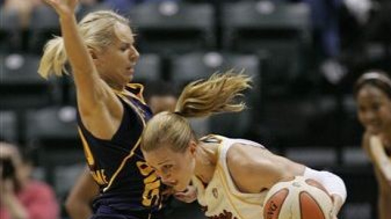 Anete Jēkabsone-Žogota aizsardzībā pret līgas MVP kandidāti Keitiju Daglasu (Douglas, Indiānas "Fever")
Foto: WNBA.com