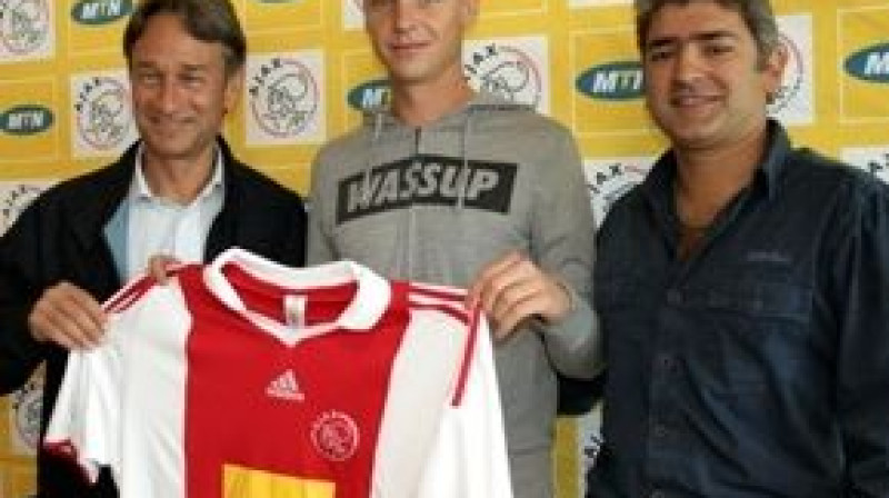 Deniss Ivanovs (vidū) - Keiptaunas "Ajax" futbolists
Foto: www.ajaxct.co.za