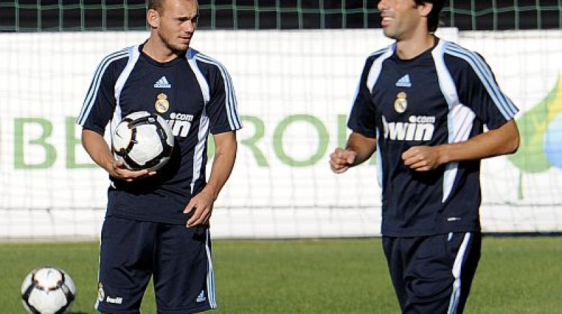 Veslijs Snaiders un Rūds van Nistelrojs šodienas treniņā
Foto: AFP