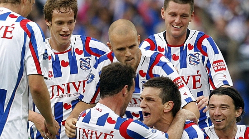 "SC Heerenveen" spēlētāji svin vārtu guvumu.
Foto: AFP
