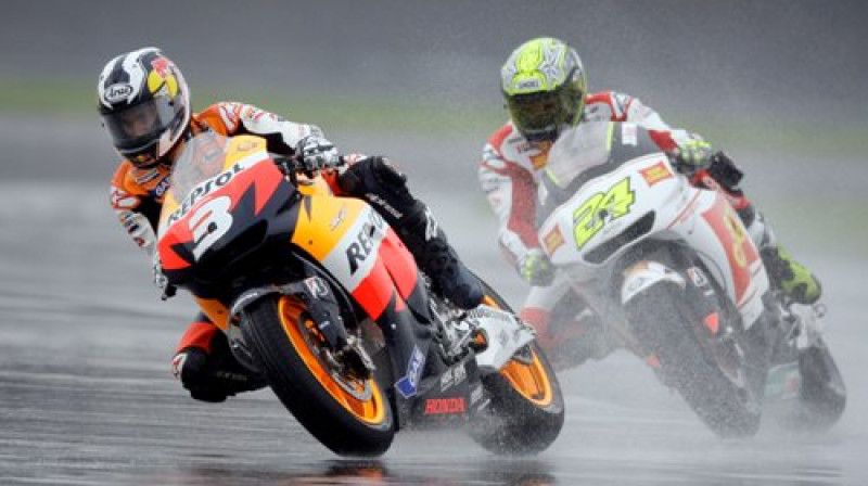 Dani Pedrosa un Toni Eliass veic otro līkumu slapjajā Indianapolisas trasē
Foto: AP