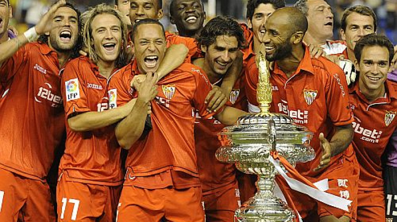 ''Sevilla'' spēlētāji līksmo pēc izcīnītās ''Carranza'' trofejas
Foto: AFP