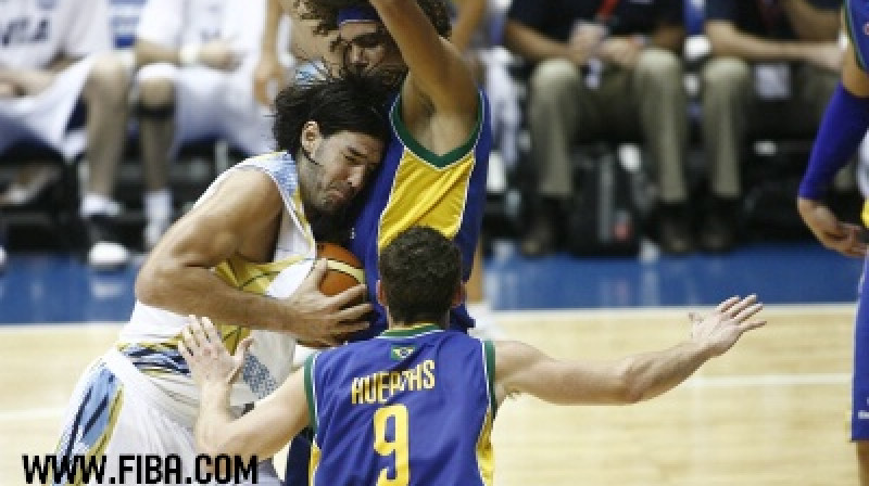 Luis Skola atdurās brazīliešu aizsardzībā.
Foto: fibaamerica.com