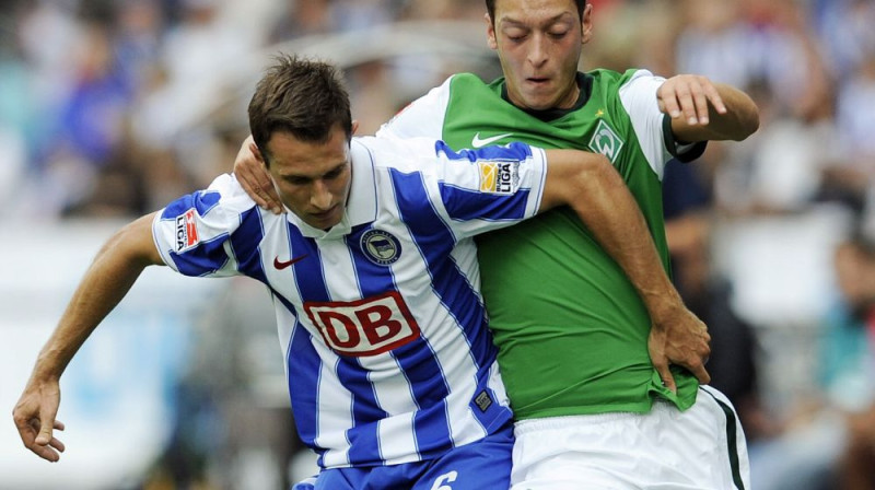 Divcīņa starp berlīnieti Kristofu Jankeru
un Mezutu Ezilu ("Werder")
Foto: AFP