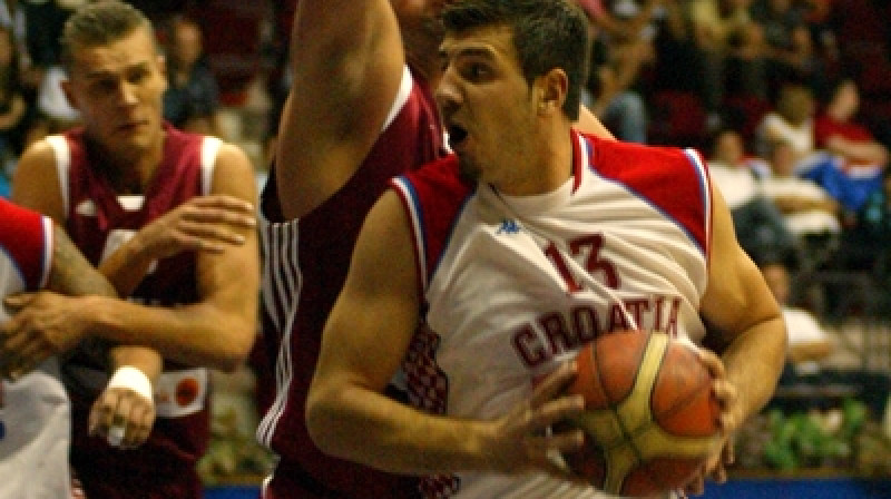 Uvis Helmanis un Andris Biedriņš cīnās aizsardzībā.
Foto: www.tbf.org.tr