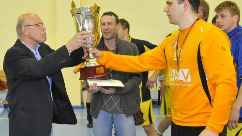 Andris Gulbis (pa kreisi) ar Latvijas čempionu kausu
Foto: Romualds Vambuts, eSports.lv
