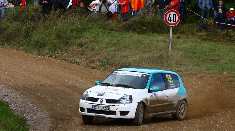 Ātrākie no rallijsprintā "Kurzeme 2009" - Uldis Briedis un Monvīds Austrums (Renault Clio).
Foto: LAF SAK preses dienests