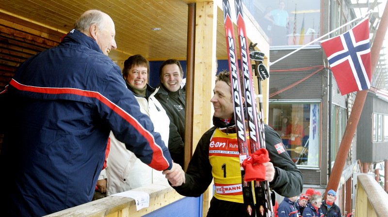Norvēģijas karalis Haralds sveic Bjerndālenu pēc uzvaras pasaules kausa posmā Trondheimā.
Foto Scanpix Norge