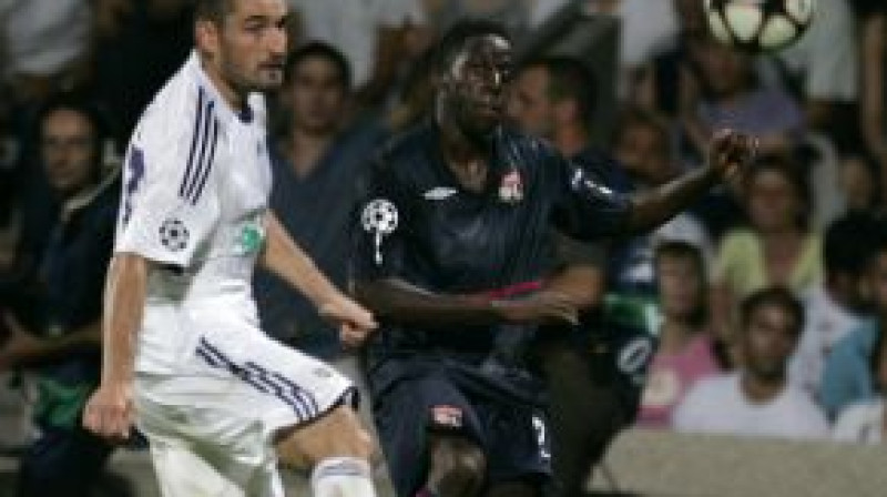 Marcins Vasiļėvskis (pa kreisi) Čempionu līgas spēlē pret "Lyon"
Foto: AP