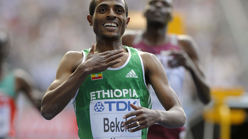 Viens no iespējamā superdueļa dalībniekiem Kenenisa Bekele (Etiopija), kuram nāktu par labu pēc iespējas garāka distance.
AFP foto