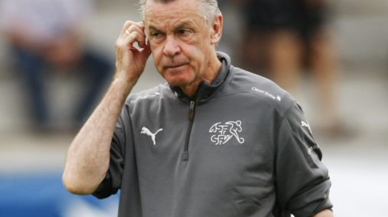 Šveices galvenais treneris Otomārs Hicfelds
lauza galvu par taktiku šīvakara mačam
Foto: AP