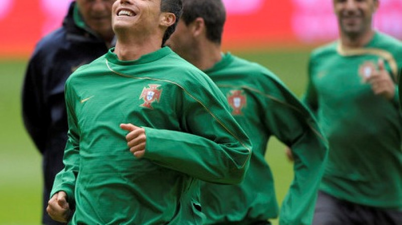 Krištianu Ronaldu treniņā uz Kopenhāgenas zāliena smaida
Foto: AP