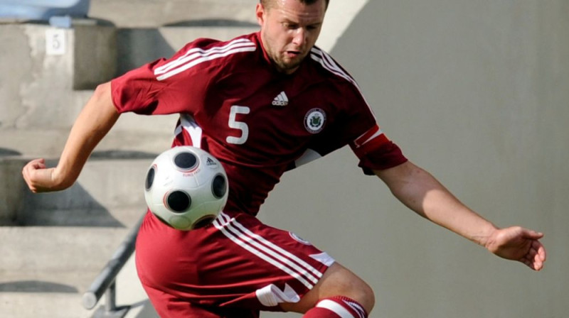 Latvijas izlases kapteinis Jevgeņijs Kosmačovs
mūsējos šovakar laukumā vedīs grūtā cīņā
Foto: Romans Kokšarovs, Sporta Avīze, f64