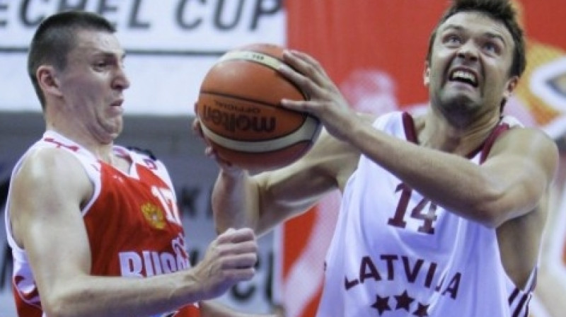 Kristaps Janičenoks cīņā ar Krievijas izlases aizsardzību.
Foto: RIA Novosti