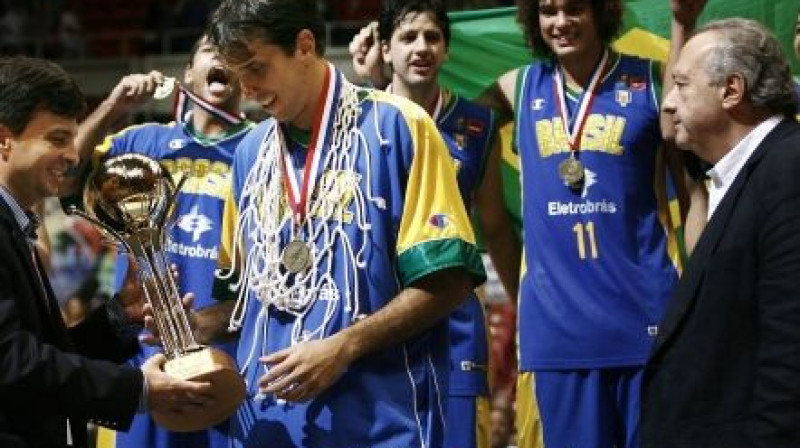 Brazīlijas izlases kapteinis Marselo Mačado saņem FIBA Amerikas čempionāta titulu 
Foto: FIBA