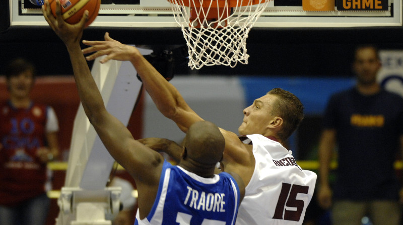 Andris Biedriņš aizsardzībā 
Foto: Romāns Kokšarovs, Sporta Avīze, f64