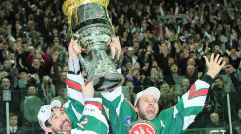 Pagājušajā sezonā par pirmajiem Gagarina kausa ieguvējiem kļuva Kazaņas ''AK Bars''. Arī šogad par šo trofeju spēkosies 24 vienības, tai skaitā - Rīgas ''Dinamo''.
Foto: ITAR-TASS