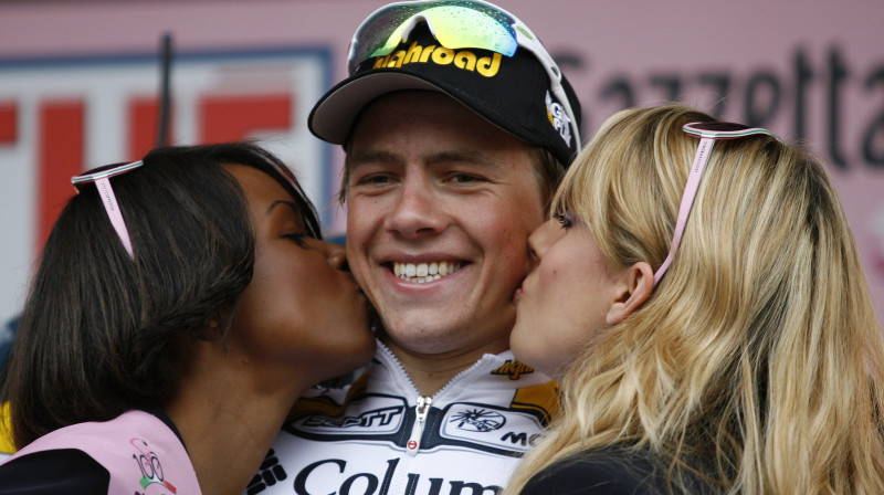 Boassons Hāgens tiek apsveikts pēc uzvaras šī gada „Giro d'Italia” posmā.
AP foto