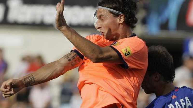 Zlatans Ibrahimovičs ("Barcelona") gaisa divcīņā pret Rafu Lopesu ("Getafe")
Foto: AP