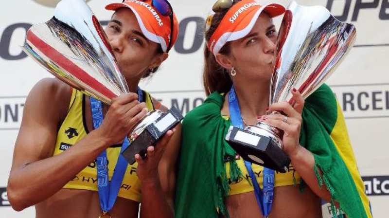 Larisa un Žuliana pēc apbalvošanas ceremonijas
Foto: www.fivb.com