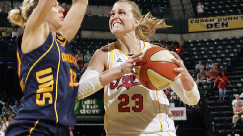 Anete Jēkabsone-Žogota pret Keitiju Daglasu
Foto: wnba.com