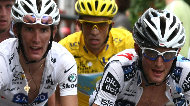 Brāļi Šleki - Endijs (pa kreisi) un Franks (pa labi), kuriem cieši seko spānis Alberto Kontadors, šā gada "Tour de France" 17.posma vadībā.
AFP foto